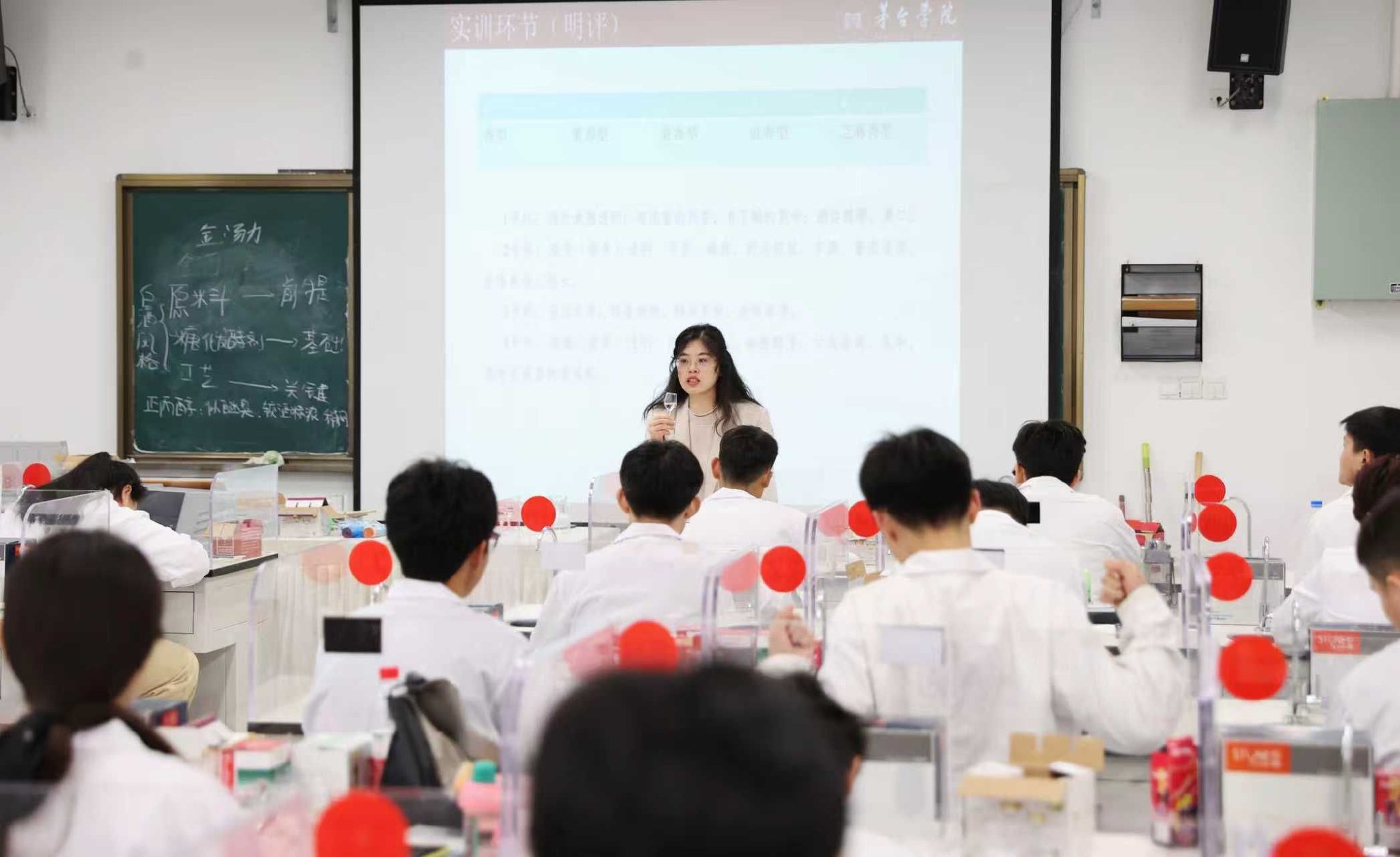 名企办学育英才！茅台学院两名毕业生闪耀白酒“国评”