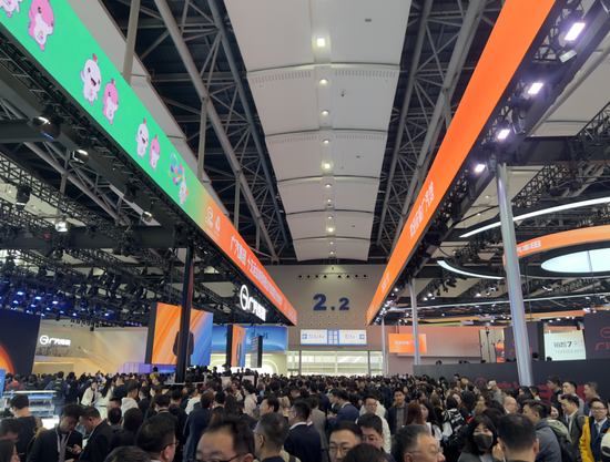 小米送车模、古天乐玩谐音梗：广州车展开幕，花样营销藏着大趋势