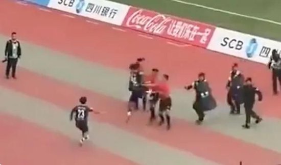 川超凉山队队员赛后飞踹主裁,警方已介入调查,律师:或面临拘留、罚款与长期禁赛