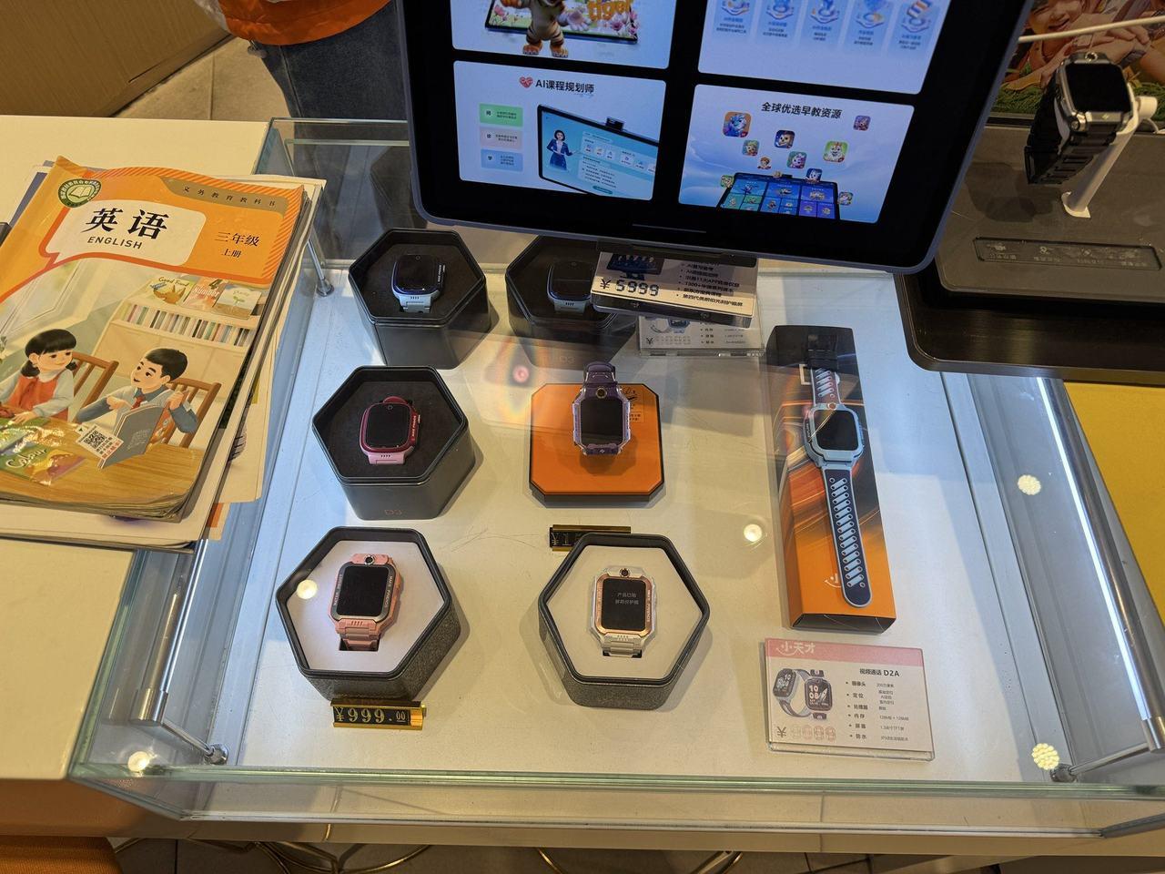 “大半夜躲被窝偷偷玩，急火攻心！”这届家长对儿童电话手表的“恨与怕”