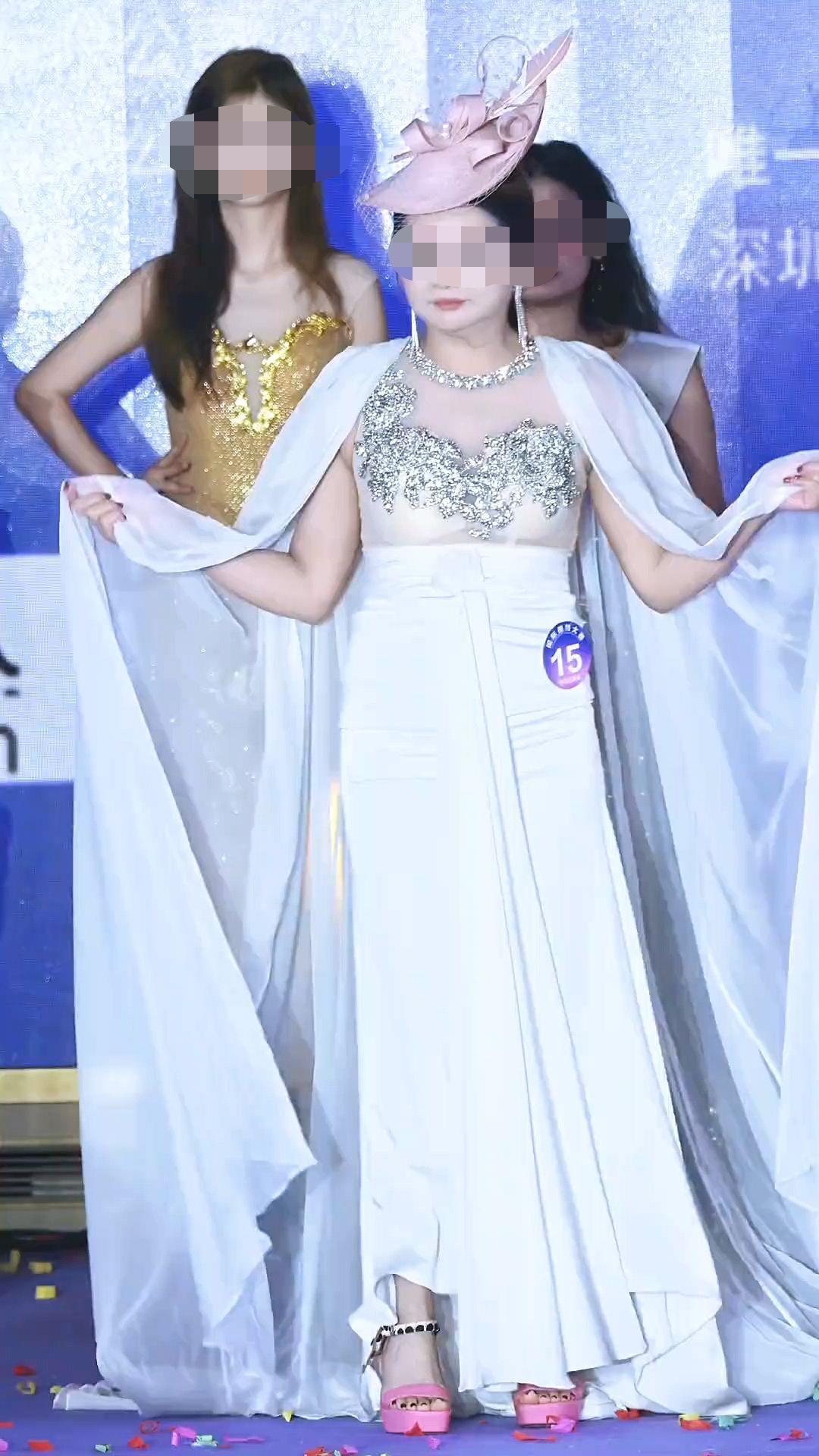 深圳一模特大赛冠军因突破大众审美认知引发争议，有评委发文称“连评分表都没看到”，一联合主办单位回应只赞助了几千块