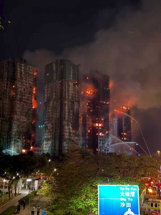 香港大埔住宅楼大火延烧的一夜