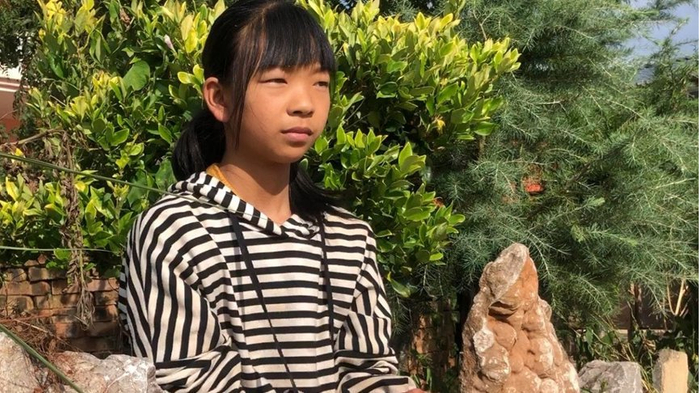 女童4岁爸爸病逝，妈妈带她改嫁险被继父打死，绝望之际幸亏大伯收养