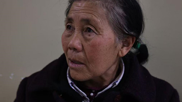 儿子儿媳双双残疾，三个孙女离奇患上怪病，古稀老人托两辈人负重前行