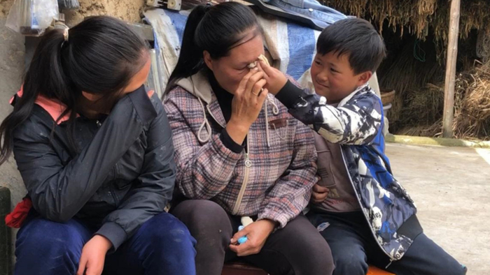 爸爸患肺癌欠下巨债离世，妈妈又查出恶性肿瘤,姐弟俩生活陷困境