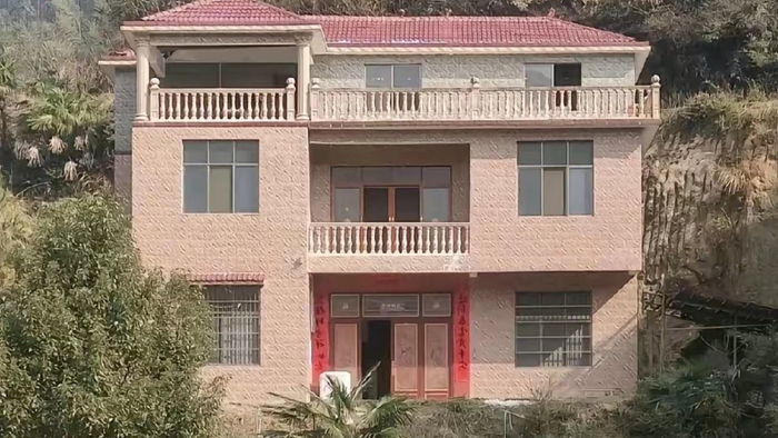 打工20年没碰过爱情，花光30万盖3层楼房，如今 49岁仍没人愿意嫁