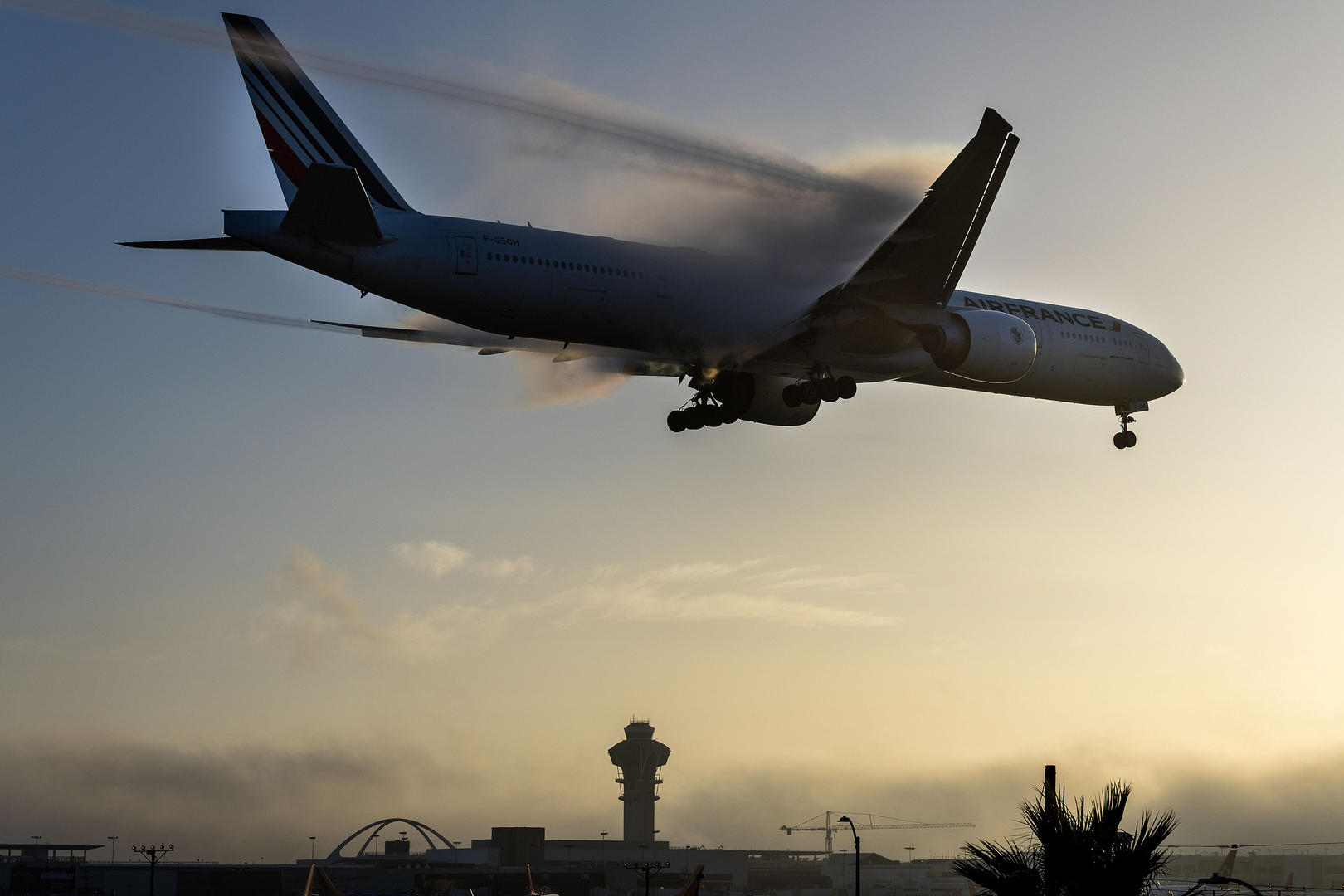 “发动机喘振”法国航班急坠1524米!有人紧紧抱住孩子,有人给丈夫发“遗书”