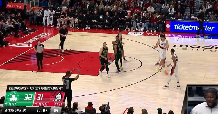 又被吹了！杨瀚森抢板对手倒地被吹犯规 自己摊手愣在原地