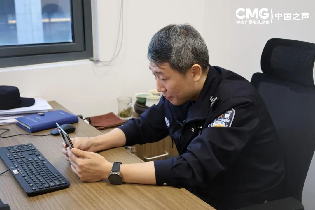 老人一氧化碳中毒智力受损,民警因撞脸假扮其儿子十二年:“谎言如果被所有人守护,就成了承诺”