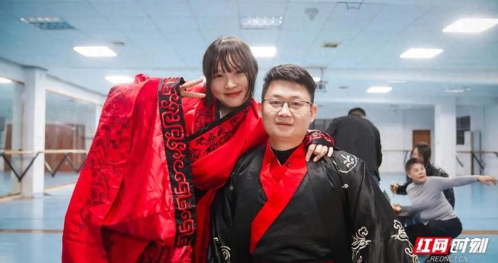 汶川地震被救起的女孩，17年后和救她的军人结婚了，新郎：当年救人是职责，现在爱她是真心