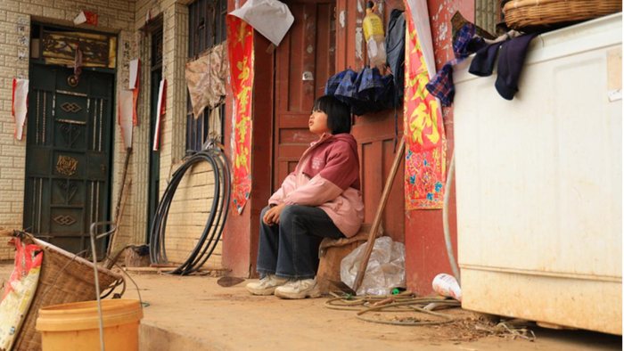 女孩采野花送给妈妈，回家发现妈妈喝了农药，弥留之际妈妈留遗言