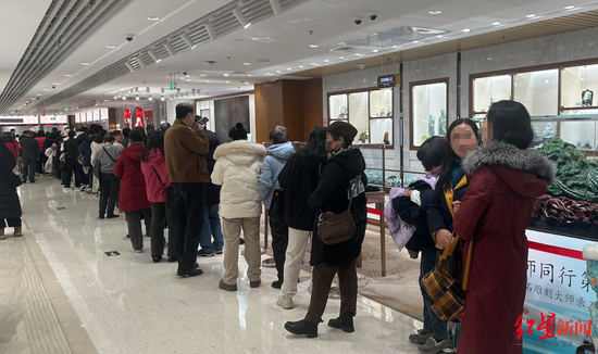 金银再度下跌，白银最大跌幅超15% ，北京菜百买金卖金大长队不再，专家：摒弃投机想法