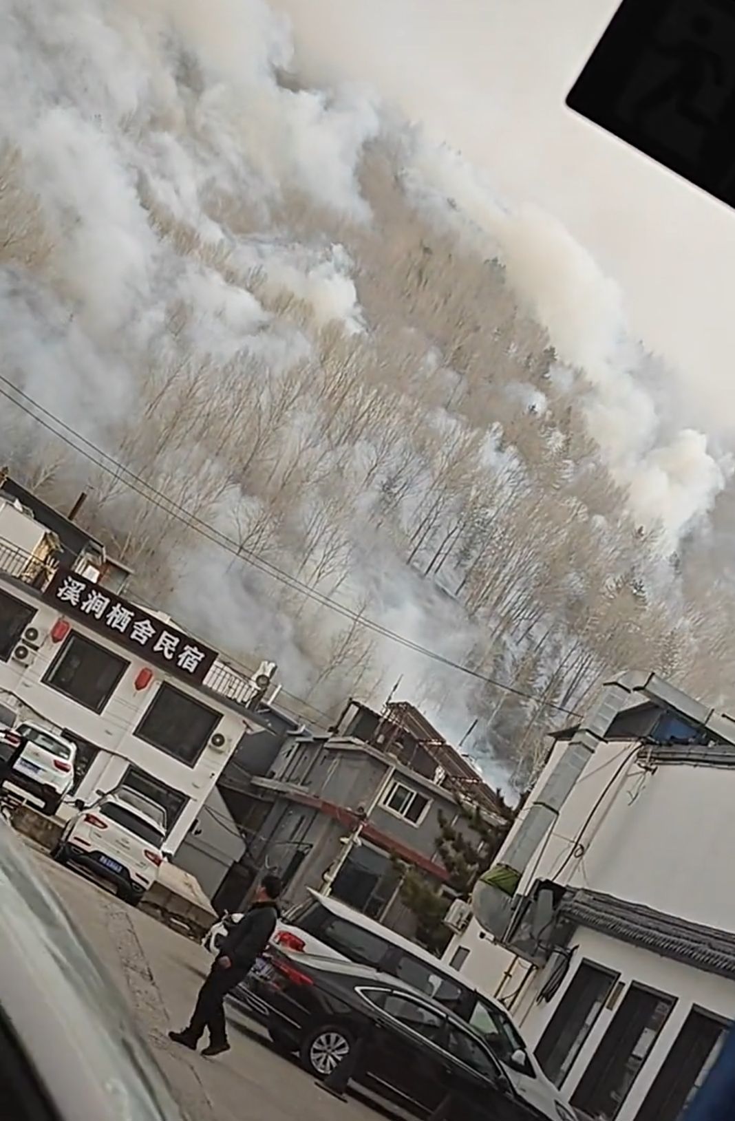 五台山景区突发火情，官方称火势已被控制，当天风力较大，排长队来此迎财神的游客人山人海